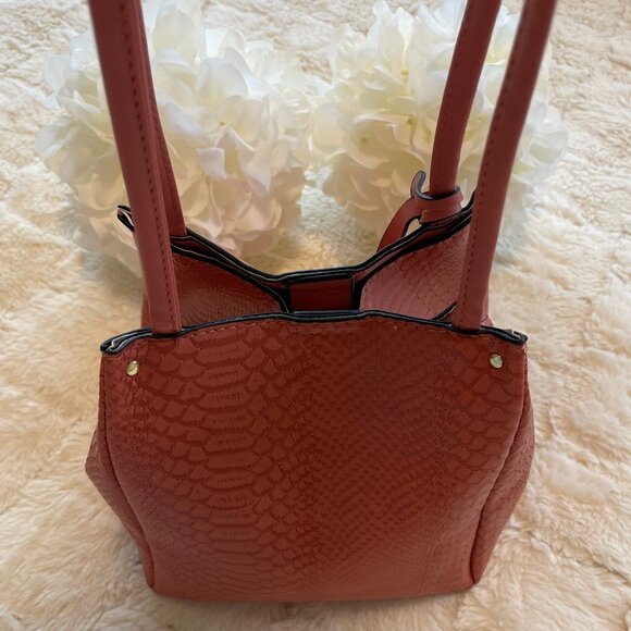 London Fog Bucket Cossbody Bag NWOT - Picture 12 of 15